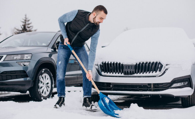 Możesz dostać mandat! Pamiętajmy o odśnieżania samochodów, chodników i dachów