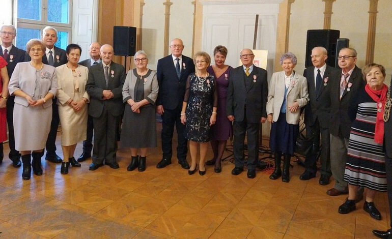 Nagrodzeni medalami za miłość! Te pary żyją ze sobą pół wieku i dłużej