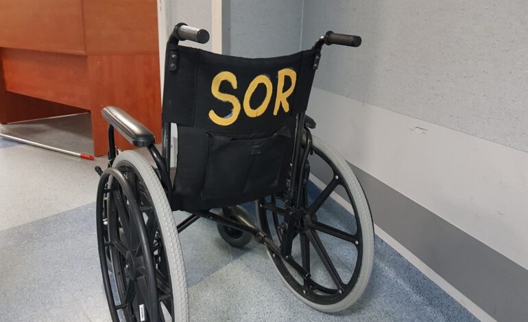  Pijany odjechał z SORu na szpitalnym wózku i zasnął w klatce schodowej