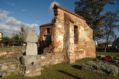 fot. Topory // Ruiny kościoła Świętego Krzyża w Rumi.