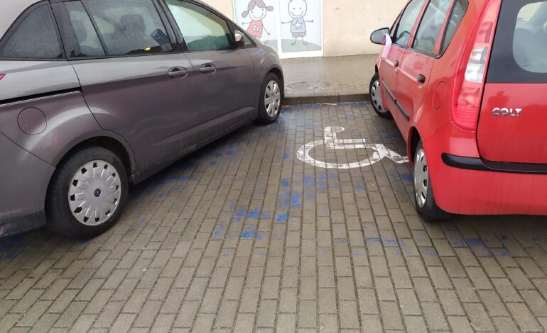  Zaniedbane miejsca parkingowe dla niepełnosprawnych