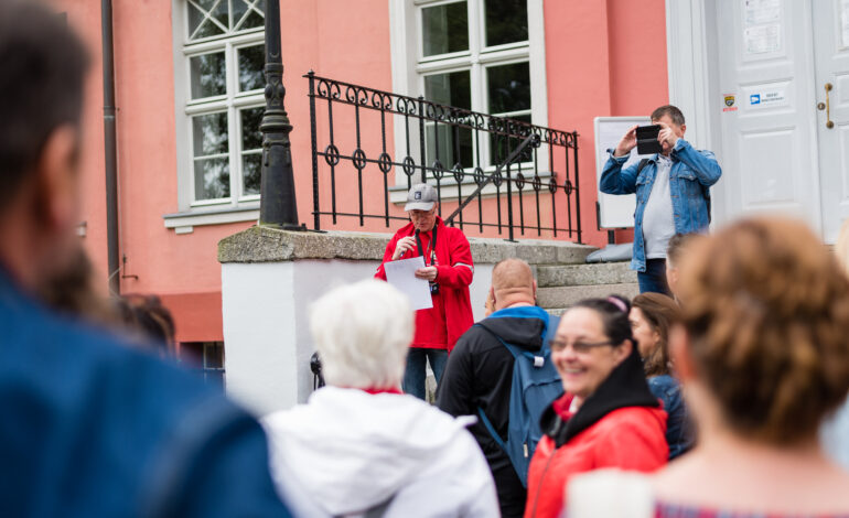  Zachowuje dla potomnych zanikającą historię kaszubskich pałaców