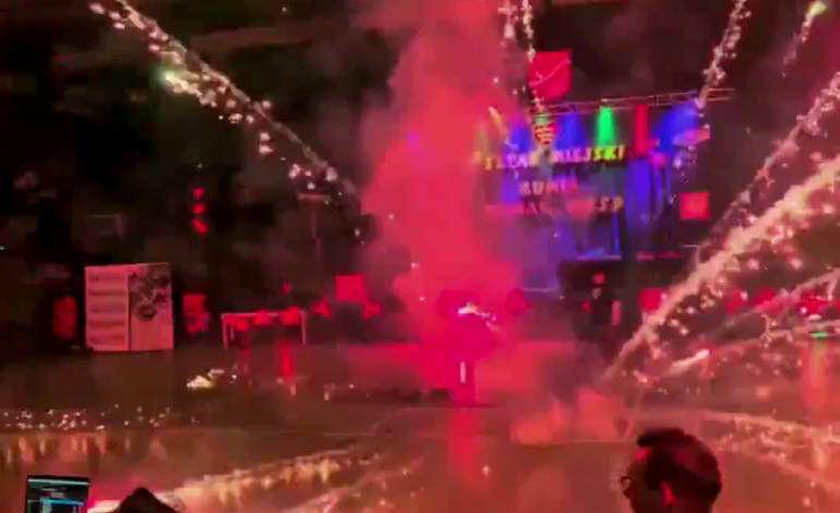  Fajerwerki zamiast na boisku wybuchły w hali [Zdjęcia / Wideo]