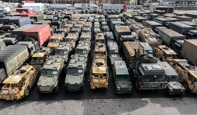  700 pojazdów wojskowych brytyjskiej armii w Porcie Gdańsk [ZDJĘCIA]