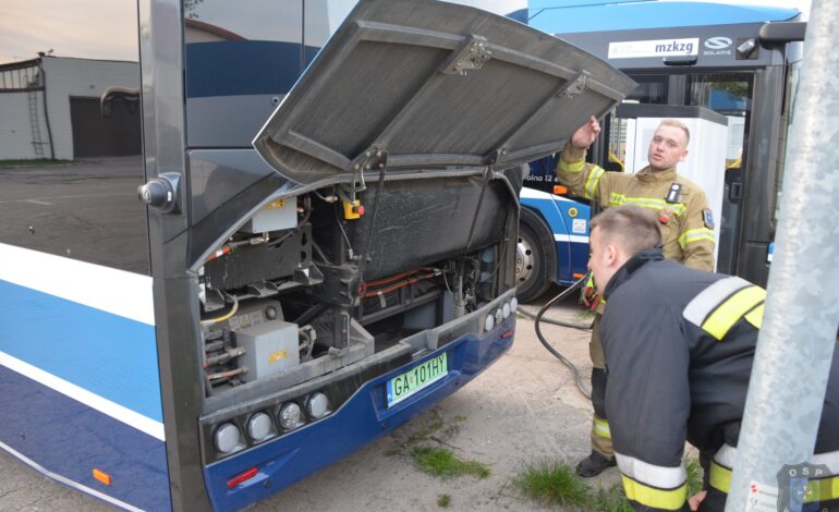  Strażacy z OSP w Wejherowie zapoznali się z autobusami elektrycznymi [ZDJĘCIA]