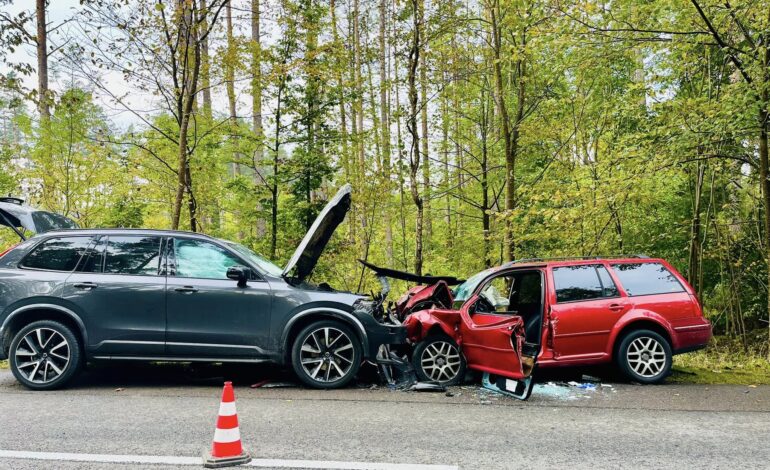  Groźny wypadek w powiecie wejherowskim! Czołowe zderzenie dwóch aut