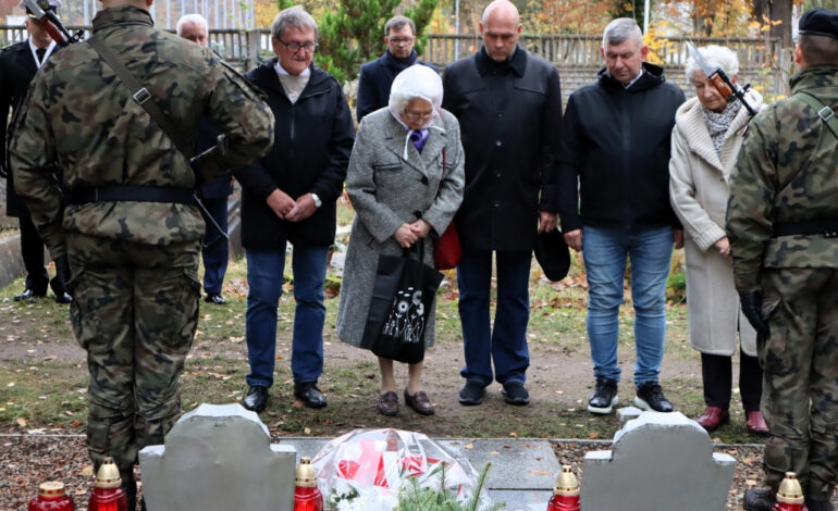 Kwiaty i znicze na Starym Cmentarzu. Wejherowo uczciło pamięć poległych